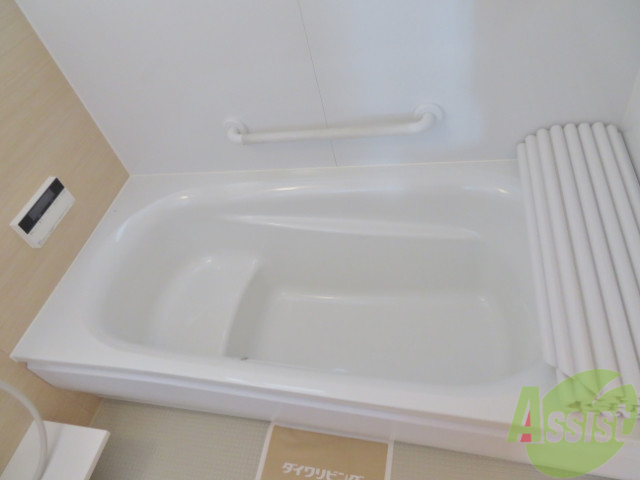 バス・シャワールーム　お風呂は賃貸には珍しい広めなお風呂です。足を伸ばせそう。