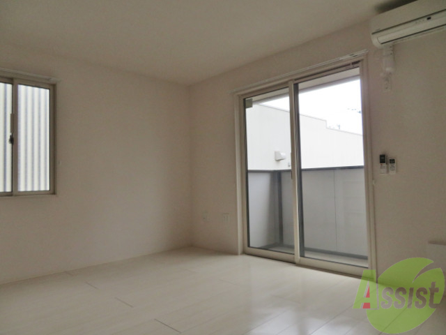 居室・リビング　１４帖の広めなＬＤＫです。白を基調とした綺麗なお部屋です。