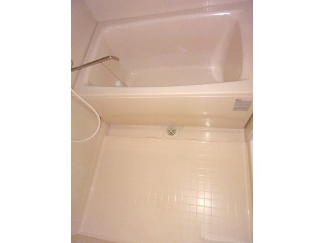 バス・シャワールーム　キレイにリフォームされています♪