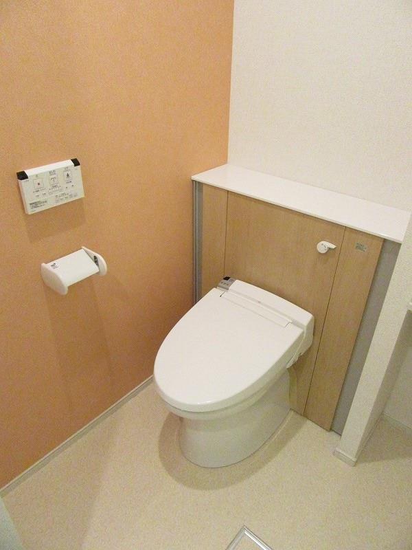 トイレ　タンクを隠したデザインのウォシュレット付きトイレです♪
