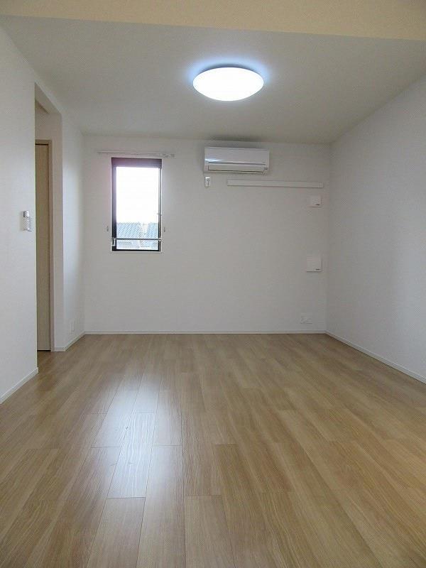 居室・リビング　ソファーやベッドの配置がしやすい洋室9.1帖♪