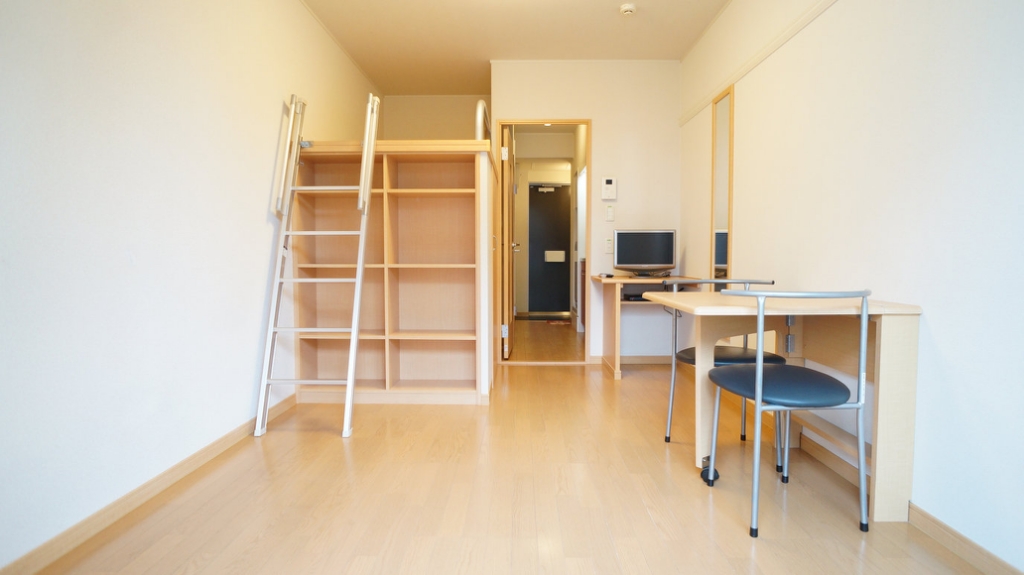 居室・リビング　収納も完備！リビングを広く使えます!