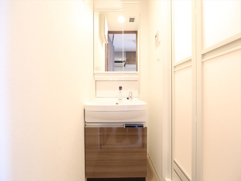 洗面設備　脱衣所　独立洗面台（シャンプードレッサー付）収納スペース有