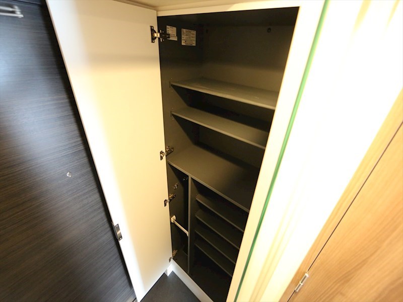 玄関　玄関　姿見鏡付き　シューズボックス付（収納充実してます）