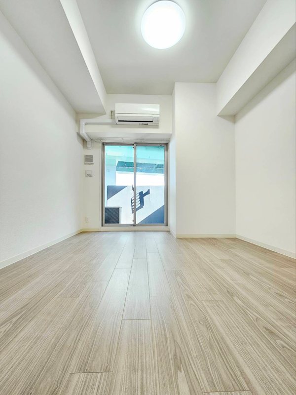 その他部屋・スペース　白と木目調を用いた居室。