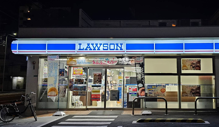 コンビニ　ローソン 桜川二丁目南店（コンビニ）まで142m