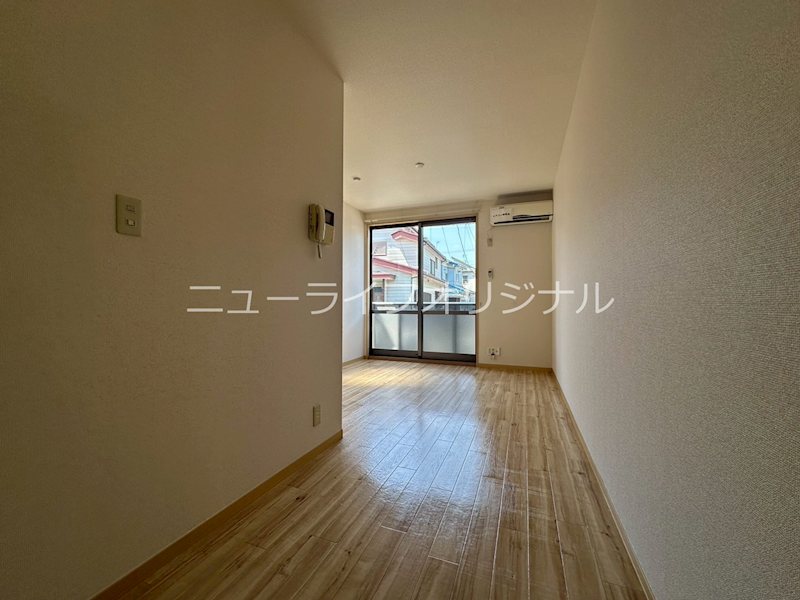 居室・リビング　9.7帖の洋室です。