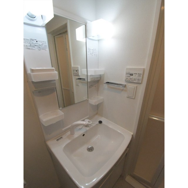 洗面設備　明るい洗面所です