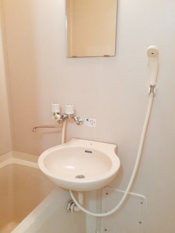 洗面設備　明るい洗面所です