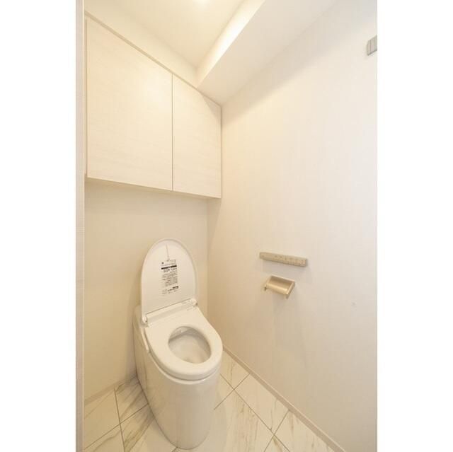 トイレ　落ち着いた色調のトイレです