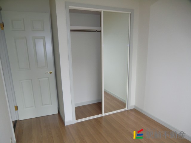 収納　お部屋に広がりが出る鏡付収納
