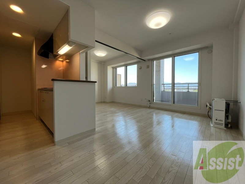 居室・リビング　リビングは白を基調としていて明るい印象ですね！