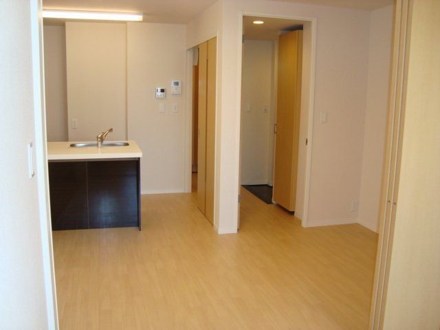 居室・リビング　落ち着いた色合いのフローリングの居室です