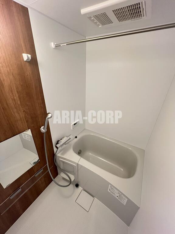 バス・シャワールーム　追焚き浴室乾燥付。カラーパネル採用でお洒落なバスルームです。