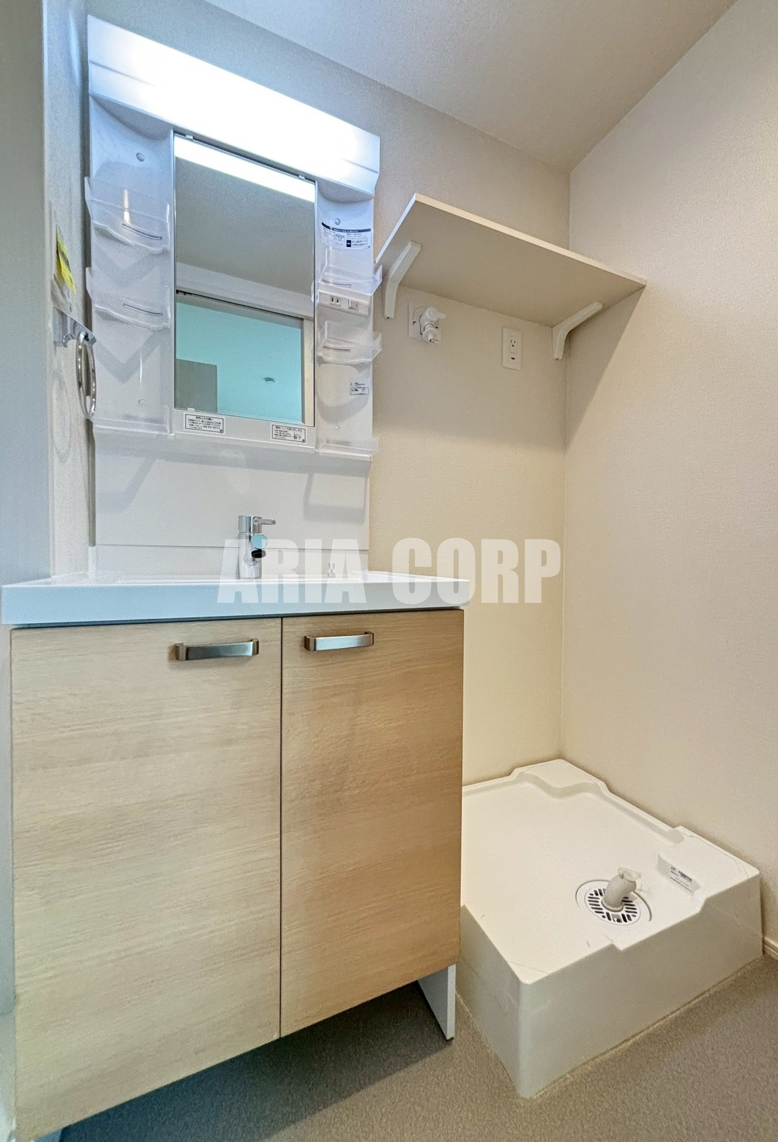 洗面設備　独立洗面台、シャワーヘッドタイプで洗髪や手入れに◎です