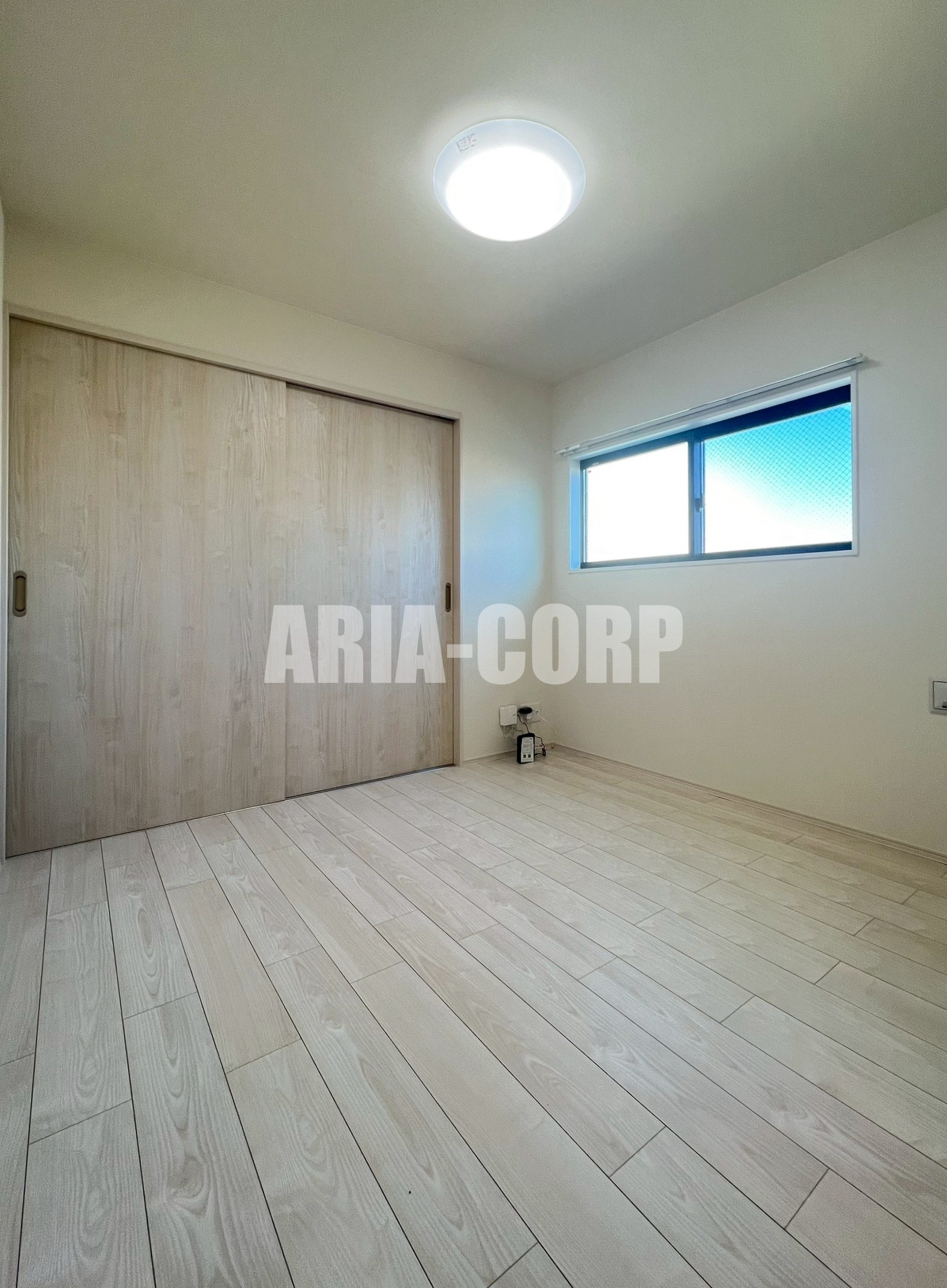 居室・リビング　白を基調としたお洒落なお部屋！奥行きたっぷりの空間です♪