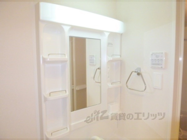 洗面設備　鏡、収納スペース