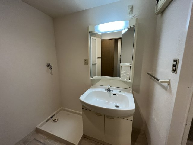 洗面設備　洗面所内に室内洗濯機置き場がついてます！