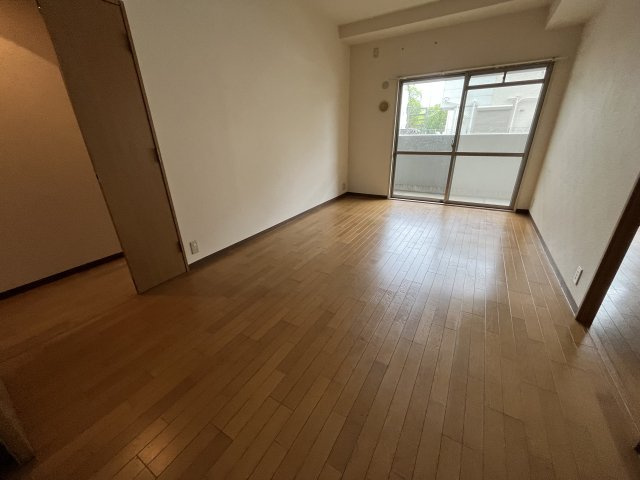 居室・リビング　南向き9帖のリビングです♪