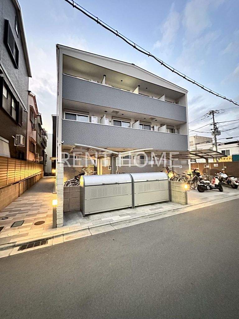 建物外観　3階建てのスマートな建物です。