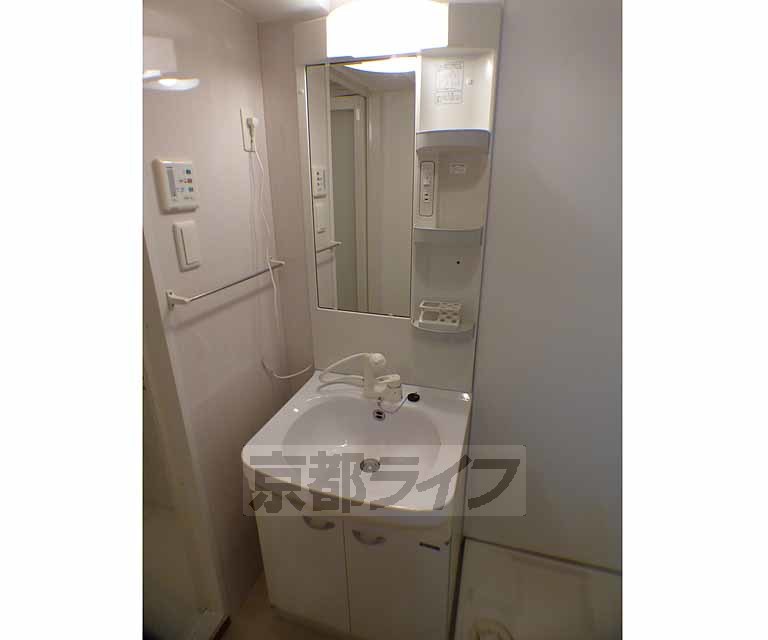 洗面設備　綺麗な独立洗面台です。