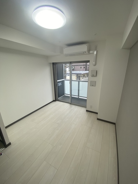 居室・リビング　白色基調の綺麗なお部屋です。