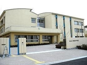 中学校　茨木市立彩都西中学校（中学校）まで977m