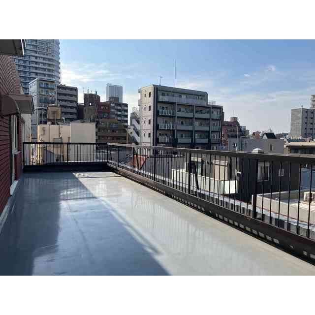 バルコニー　開放的で明るい空間を演出してくれるバルコニーです