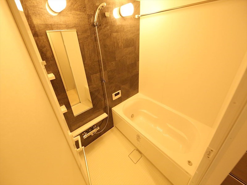 バス・シャワールーム　浴室暖房乾燥機付　追い焚き・オートバス機能付お風呂