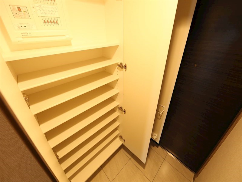 玄関　玄関　シューズボックス付（収納充実してます）