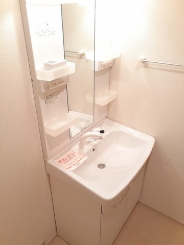 洗面設備　ゆったりとスペースのある洗面所