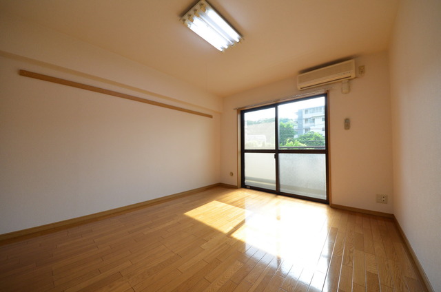 居室・リビング　★大きな窓が、お部屋を明るくしてくれます★