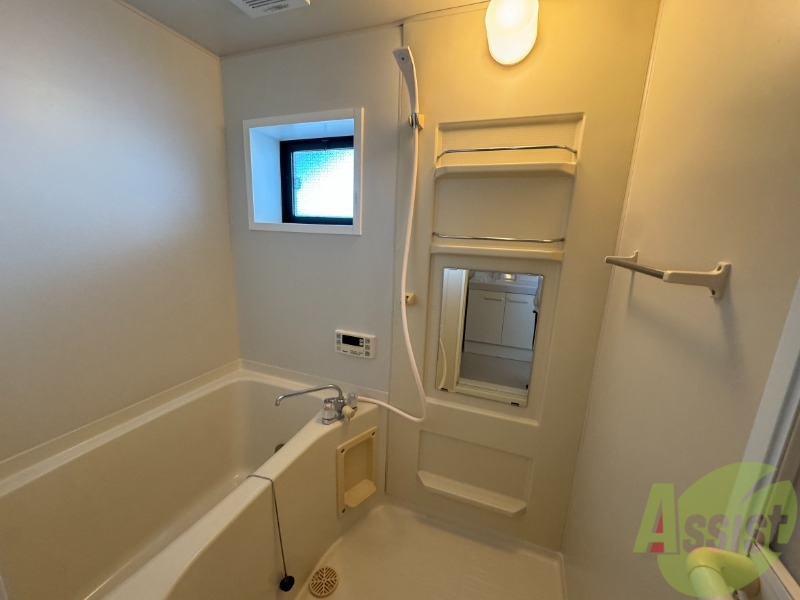 バス・シャワールーム　落ち着いたデザインの浴室。ゆったりできそうです。