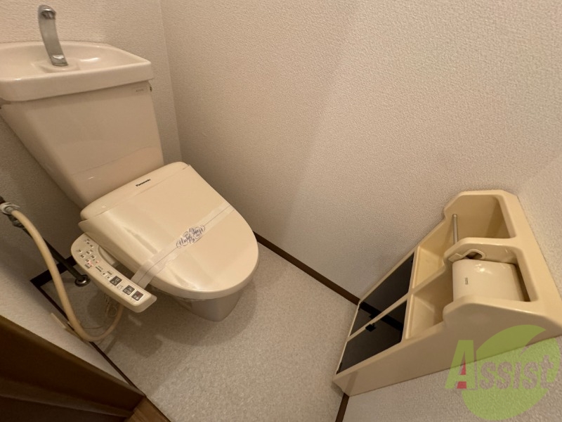 トイレ　トイレはウォシュレット機能付きです。安心して使用できますね。