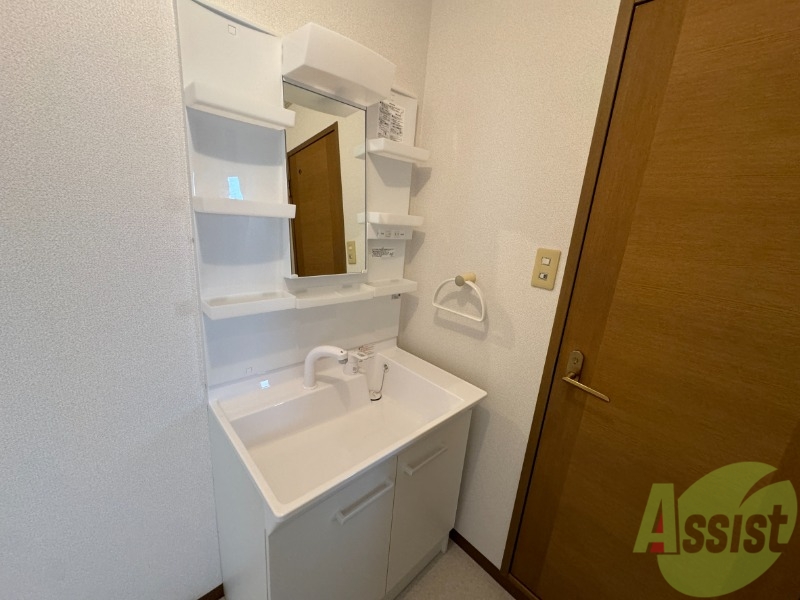 洗面設備　洗面台はシンプルなつくりで手入れがしやすそうですね。