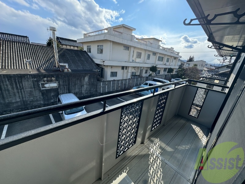 バルコニー　バルコニーは洗濯物を干すのに十分な広さがありますね。