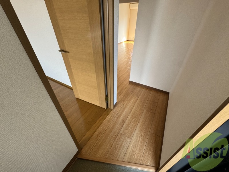 玄関　玄関から撮影しました。明るい印象ですね。