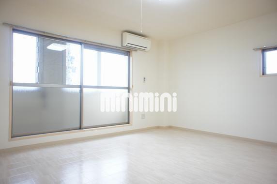 居室・リビング　窓が広い居室