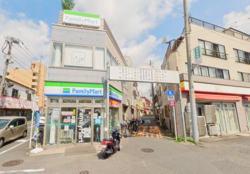 コンビニ　ファミリーマート 鐘ヶ淵駅前店（コンビニ）まで74m