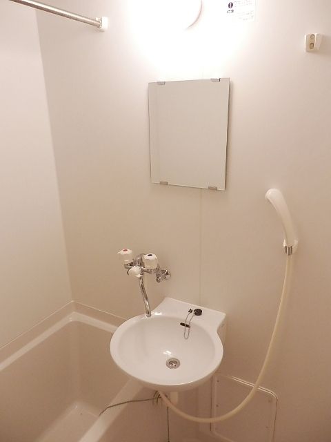 洗面設備　ミラー付き洗面台です。