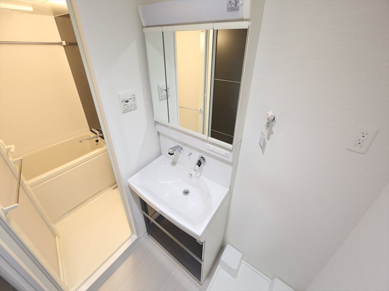 洗面設備　脱衣所　独立洗面台（シャンプードレッサー付）