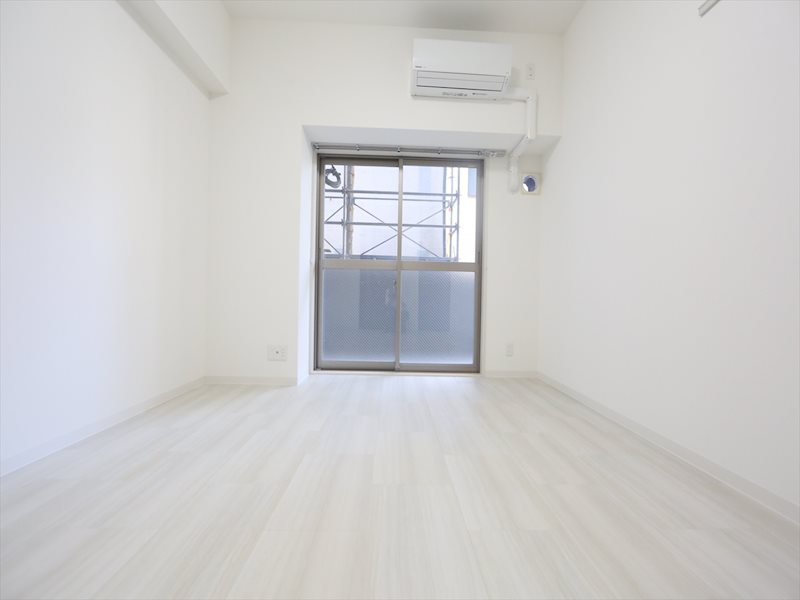 バルコニー　洋室7.8帖　収納充実　エアコン付　バルコニーに面しています