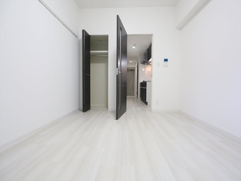 居室・リビング　洋室7.8帖　収納充実　エアコン付　バルコニーに面しています