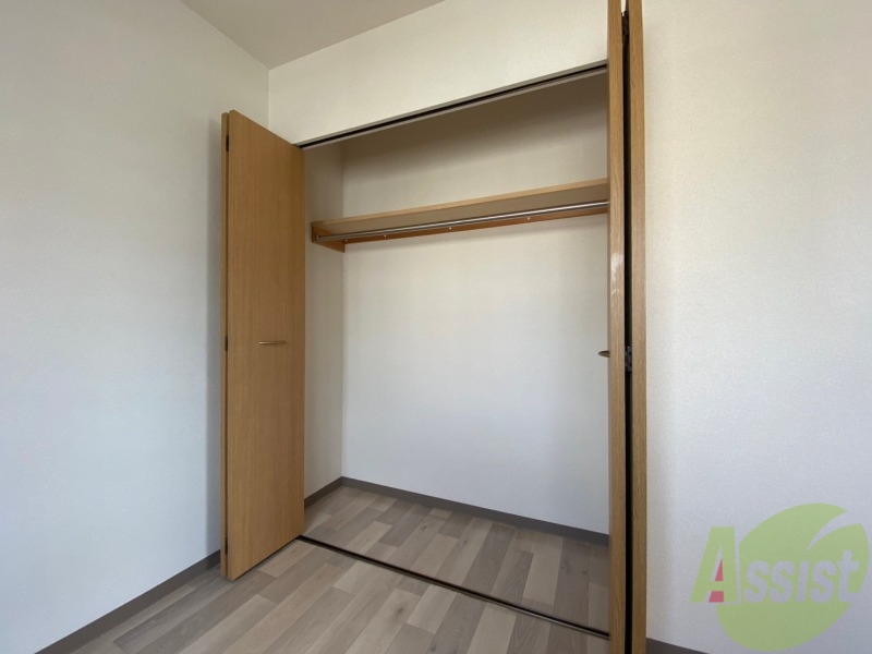 収納　こちらの収納にはハンガーをかけて服もしまえますね。