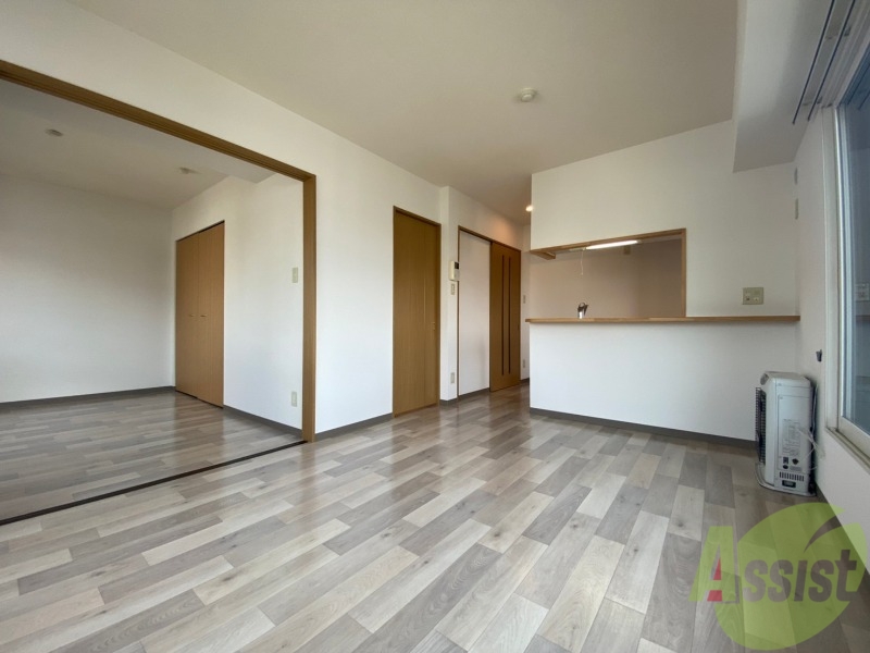 居室・リビング　リビングです。窓が大きくて明るいですね！