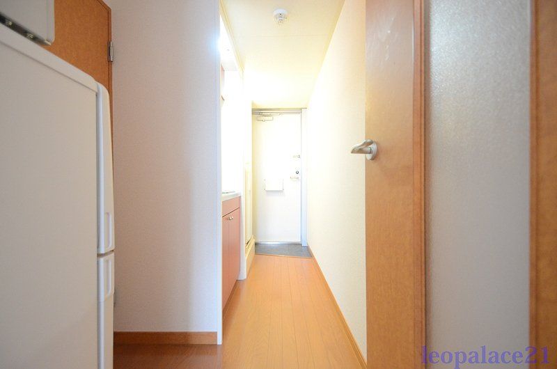 玄関　「同タイプの部屋の写真です」「現況優先」