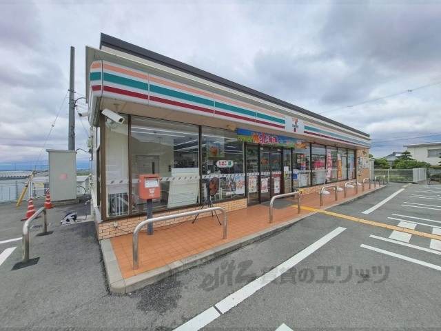 コンビニ　セブン－イレブン葛城新在家店（コンビニ）まで750m