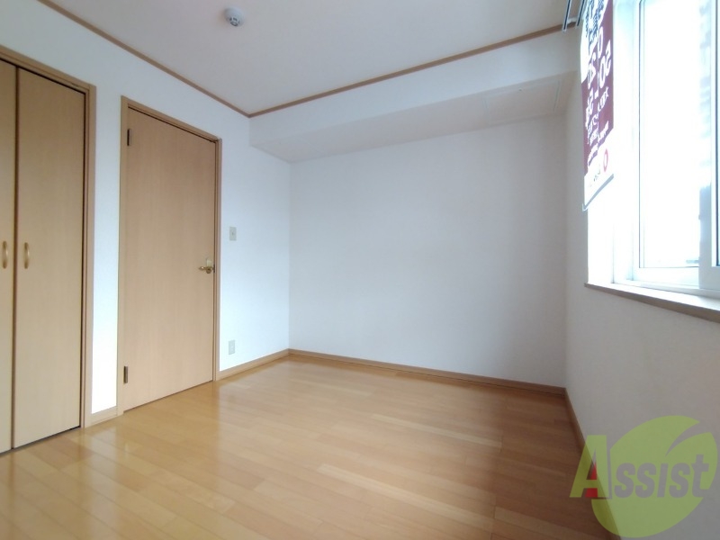 その他部屋・スペース　こちらが寝室です。窓が大きくて明るいですね。