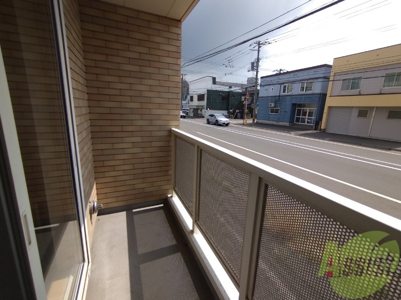 バルコニー　窓を開けると風通しも良く、気分も上がりそう！