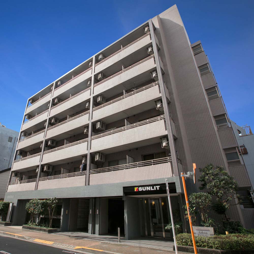 建物外観　タイル張りの重厚感ある外観